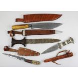 4 Dolche bzw. Messer, meist Nordafrika: großes Messer mit geschmiedeter Klinge und Holzgriff, Klinge