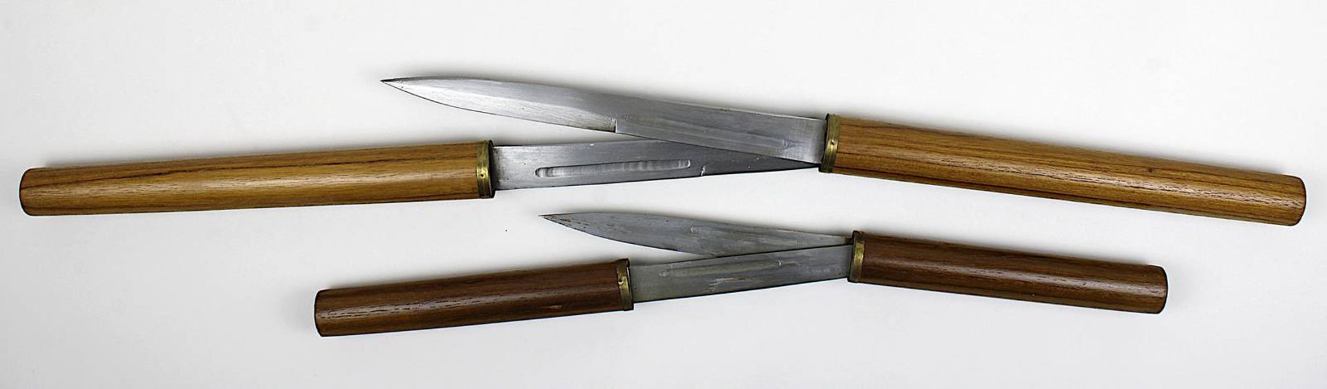 2 twin-blade-Stockmesser, Südostasien: jew. hälftig aufgeteilt, jew. als 2 Messer mit