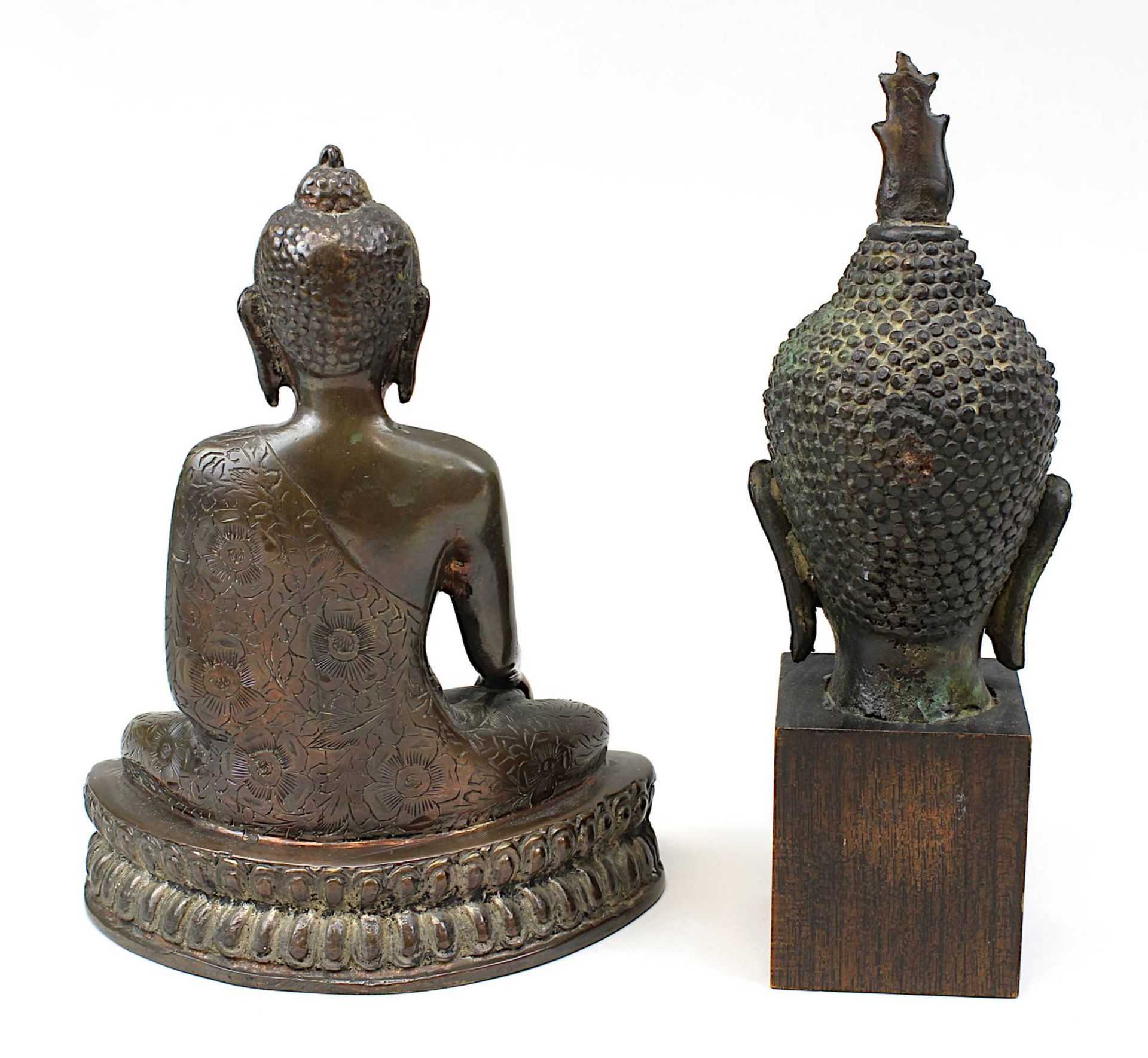 Sitzender Buddha und Kopf einer Buddha-Figur, Bronze, Thailand: Kopf des Buddha, Thailand wohl 19. - Image 2 of 2