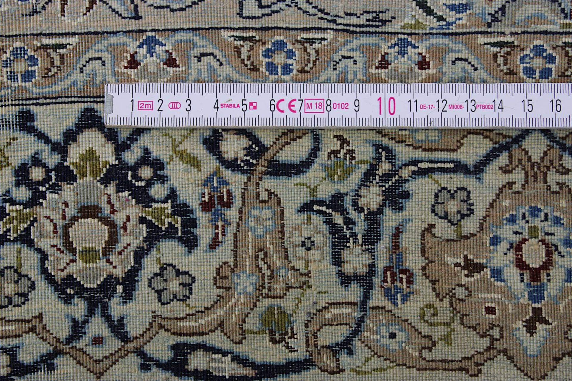 Nain - Brücke, Persien 2.H.20.Jh., Korkwolle mit Seide, nachtblauer Fond mit Vasenmotiv u. - Image 8 of 8