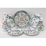 Paar Porzellanvasen u. ein Platzteller Kangxi-Periode (1654 - 1722), : Paar balusterförmige