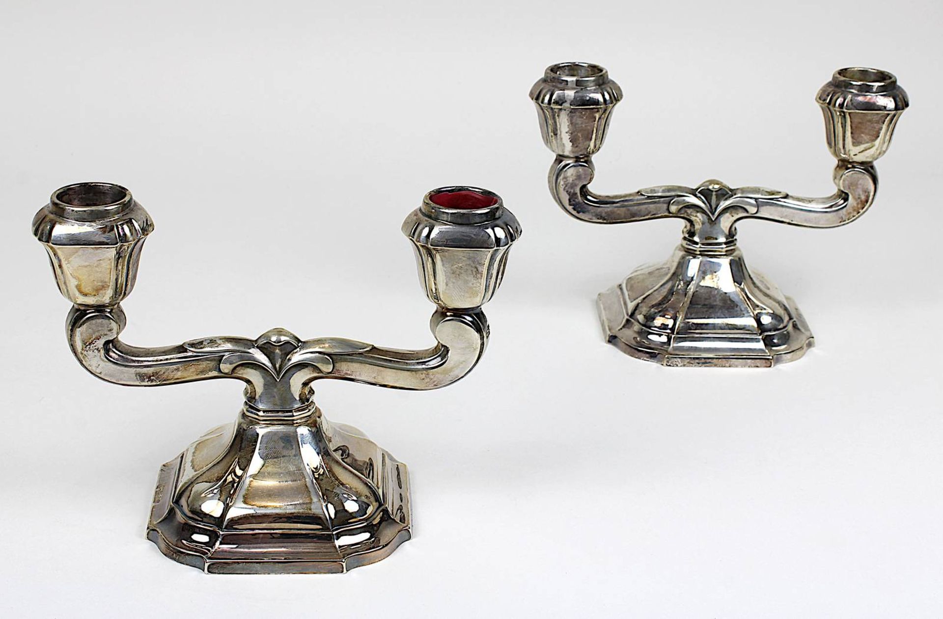 Paar Tischleuchter aus 835er Silber, deutsch M. 20. Jh., im Barockstil, zweiflammig, auf Sockel