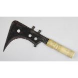 Trumbash-Sichelmesser der Mangbetu, D. R. Kongo, 1. H. 20. Jh., Stahlklinge (partiell leicht