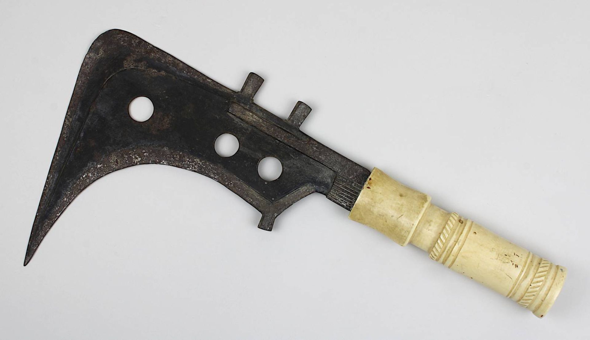 Trumbash-Sichelmesser der Mangbetu, D. R. Kongo, 1. H. 20. Jh., Stahlklinge (partiell leicht