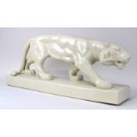 Anschleichender Tiger, Keramikfigur, Art Deco, wohl Belgien um 1930, auf Boden gemarkt L&V Ceram,