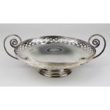 Tazza aus Sterlingsilber, England Sheffield 1911, mit geschwungenen Henkeln, Rand durchbrochen