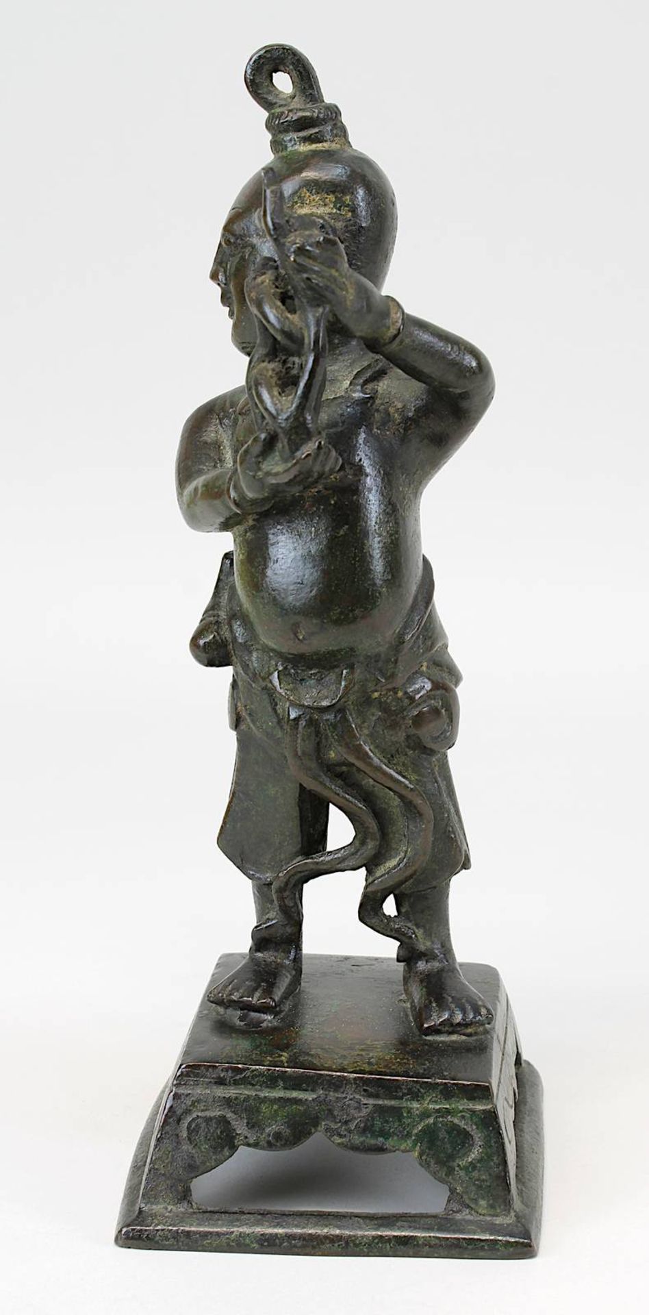 Chinesischer Knabe mit Pulverflasche, Bronzefigur China wohl 18./19. Jh., Knabe auf Podest - Image 2 of 5