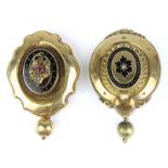 2 Schaumgoldbroschen, Deutschland um 1850, mit partiell schwarzem Emaille, einmal mit Granat, einmal