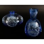 Vase und Karaffe aus blauem Glas mit Liebesszene nach einem barocken Gemälde, Italien 20. Jh.,