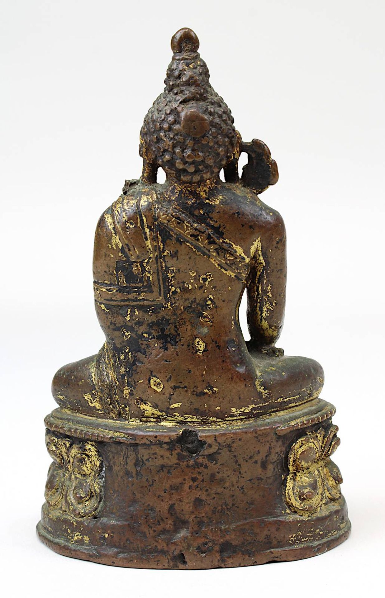 Sitzender Buddha, Bronzefigur Indien wohl 17./18. Jh., Buddha mit niedergeschlagenen Augen auf dem - Bild 2 aus 3