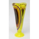 Studio-Kunstglas-Vase, Tschechisch um 1980, mundgeblasener und handgezogener trichterförmiger