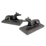 Paar liegende Windhunde (greyhound, Whippet), jeweils Eisenguss, 1. H. 20. Jh., partiell