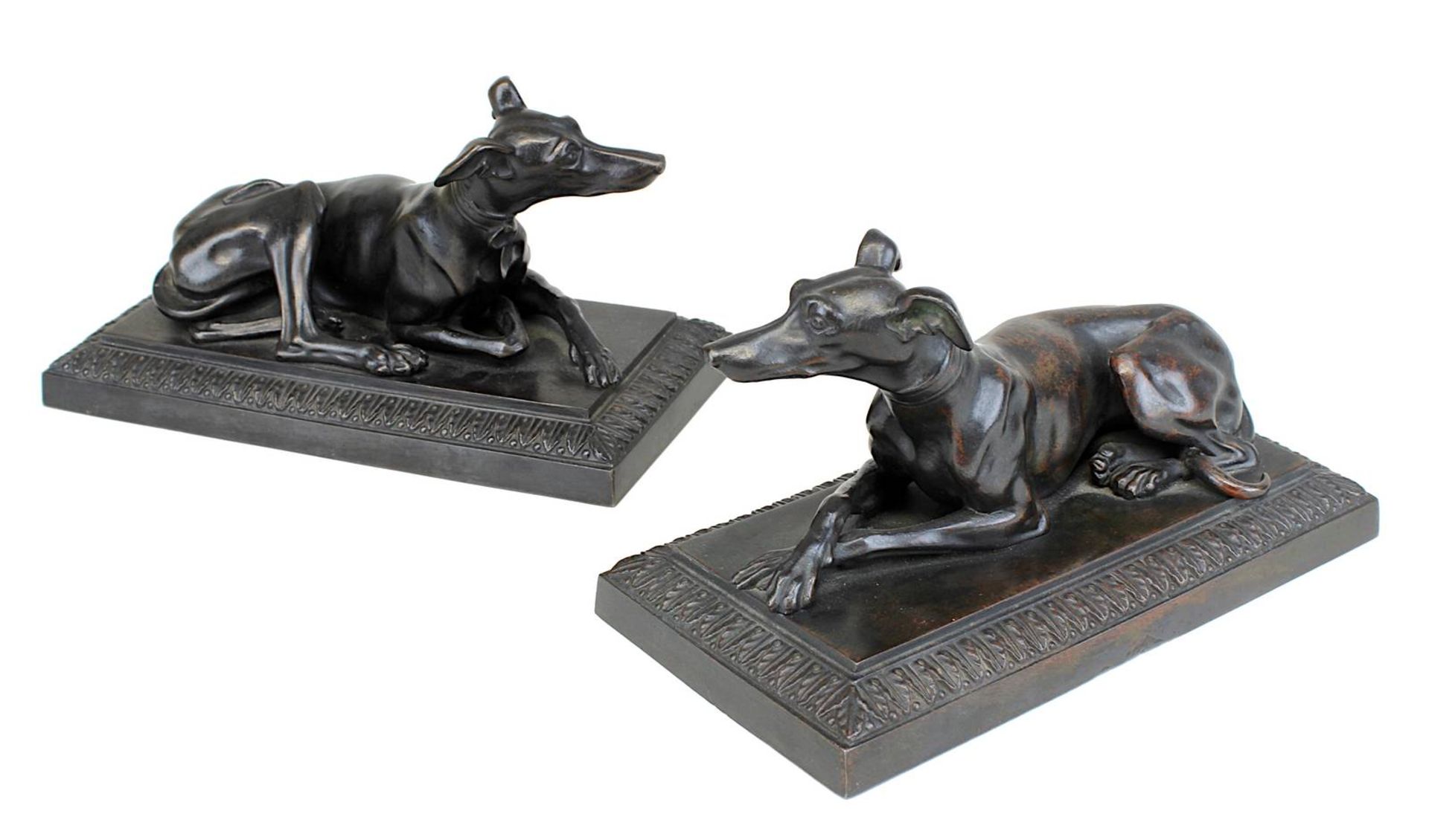 Paar liegende Windhunde (greyhound, Whippet), jeweils Eisenguss, 1. H. 20. Jh., partiell