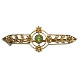 Jugendstil-Brosche mit Peridot und Flussperlen, Pforzheim um 1910, durchbrochen gearbeitetes