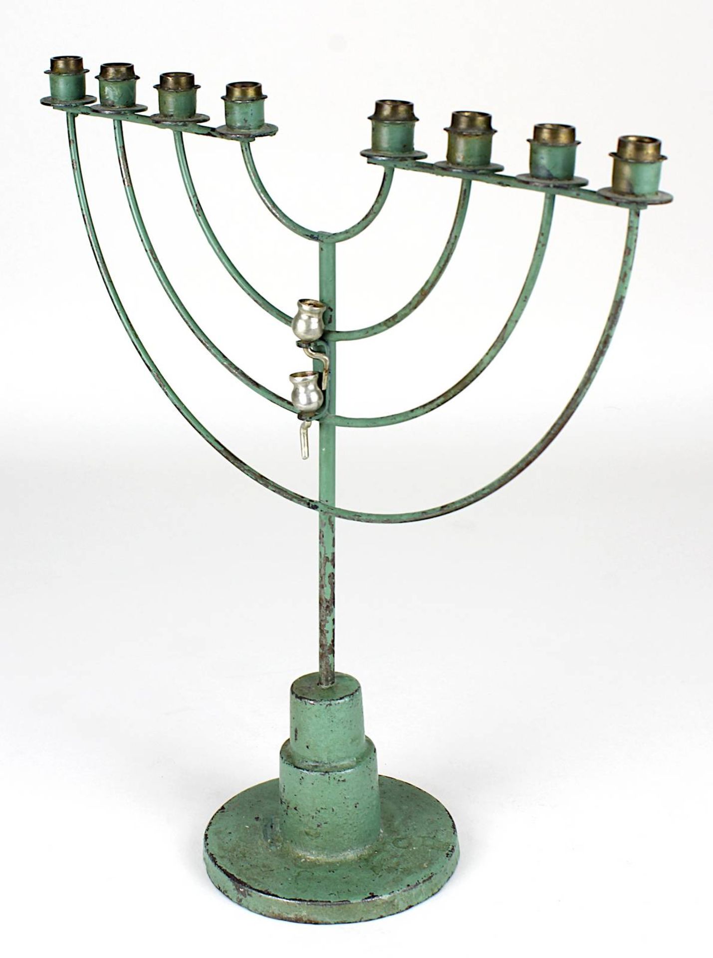 Art Déco Chanukkah-Leuchter, grün lackierter Eisenguss, mit Messingtüllen, Höhe 27 cm, Breite 26 cm. - Bild 2 aus 2