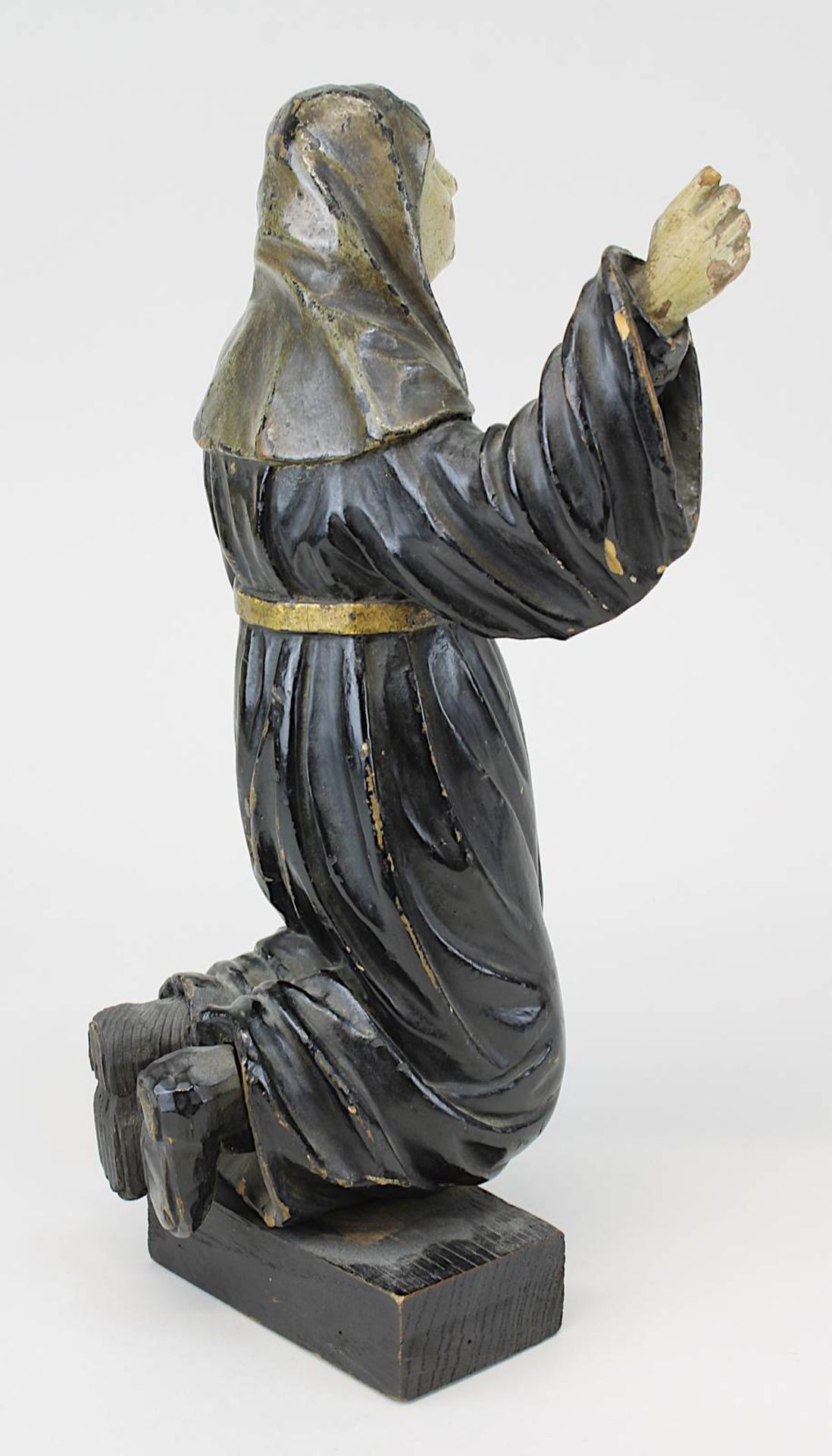 Barocke Holzfigur einer knienden Nonne, 18. Jh., wohl Lindenholz, farbig gefasst, an beiden Händen - Image 3 of 4