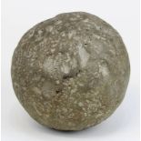 Kugel eines Feldgeschützes, wohl Lothringen 15./16. Jh., Stein, Altersspuren, D: ca. 12 cm, 3229 -