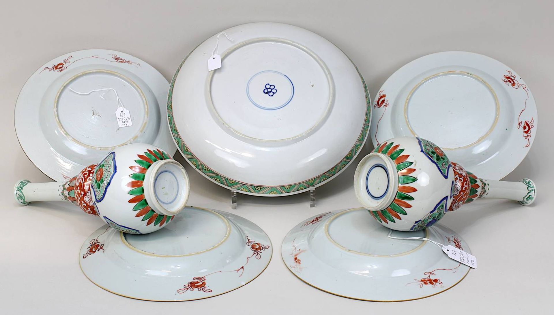 Paar Porzellanvasen u. ein Platzteller Kangxi-Periode (1654 - 1722), : Paar balusterförmige - Image 2 of 2