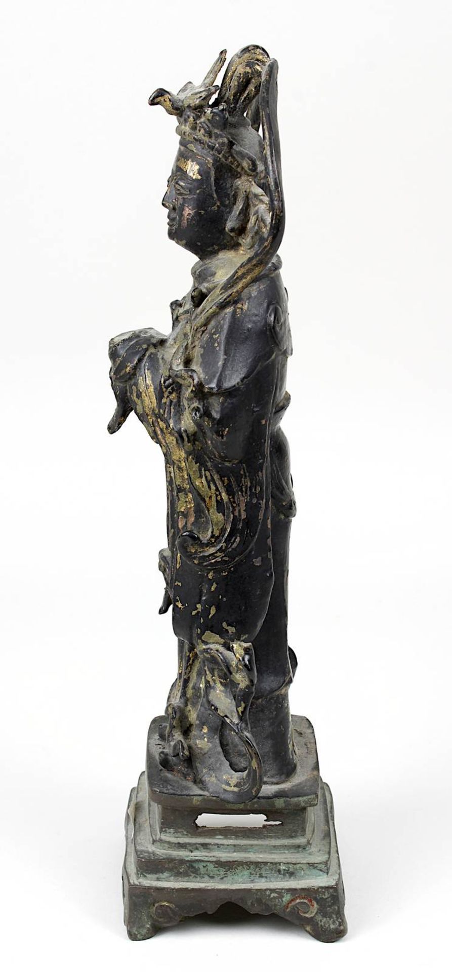 Stehende Figur der Xi Wang Mu, Bronze, China wohl 16./17. Jh., Bronze mit Resten von Vergoldung, die - Bild 2 aus 4