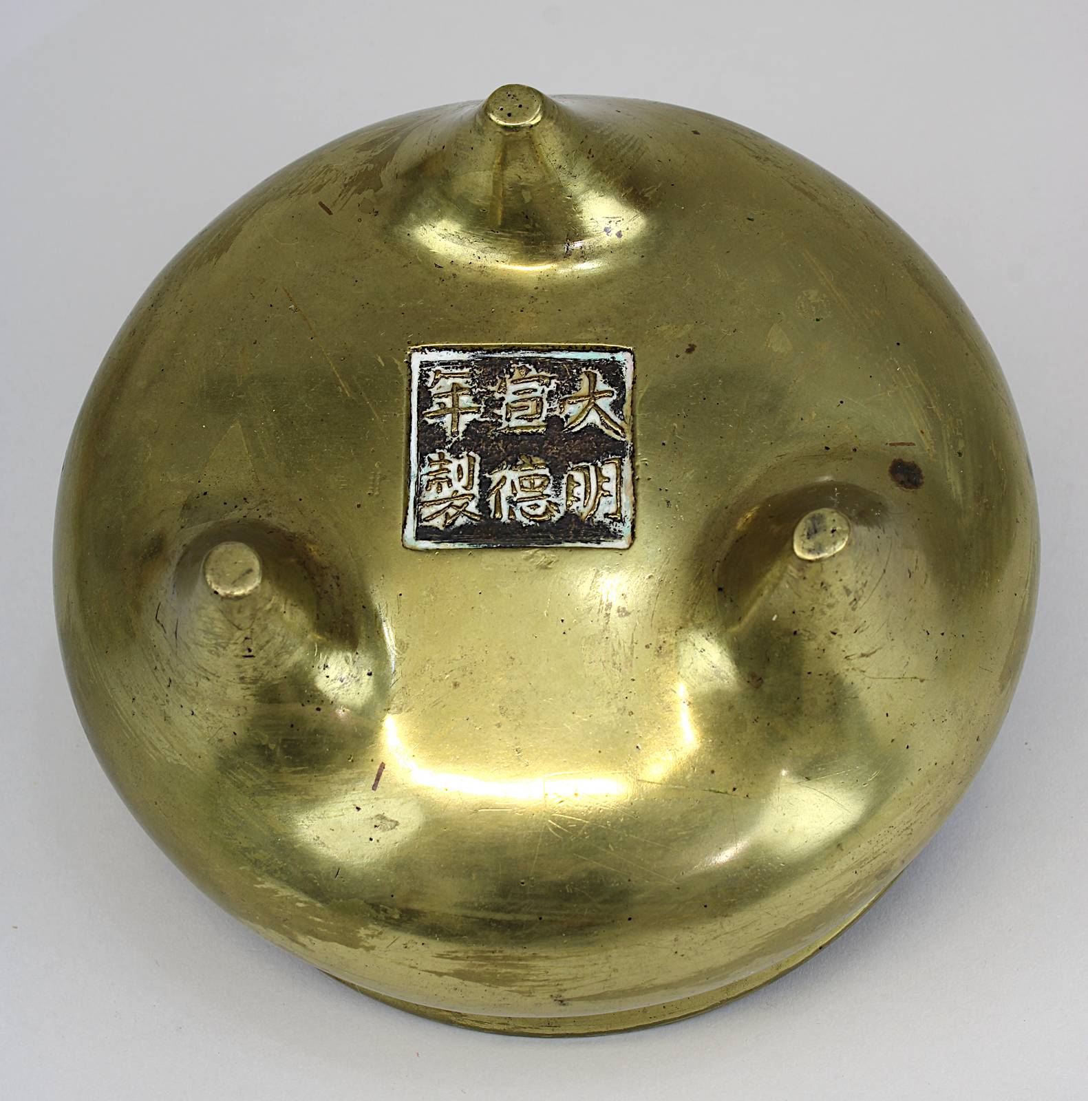 Chinesischer Räucherkoro, Bronze, mit Xuande-Zeichen, runde Schale mit 2 schleifenförmigen - Image 2 of 2