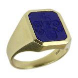 Herrenring aus Gelbgold mit Familienwappen, Deutschland um 1950, blaue Lapislazuliplatte mit im