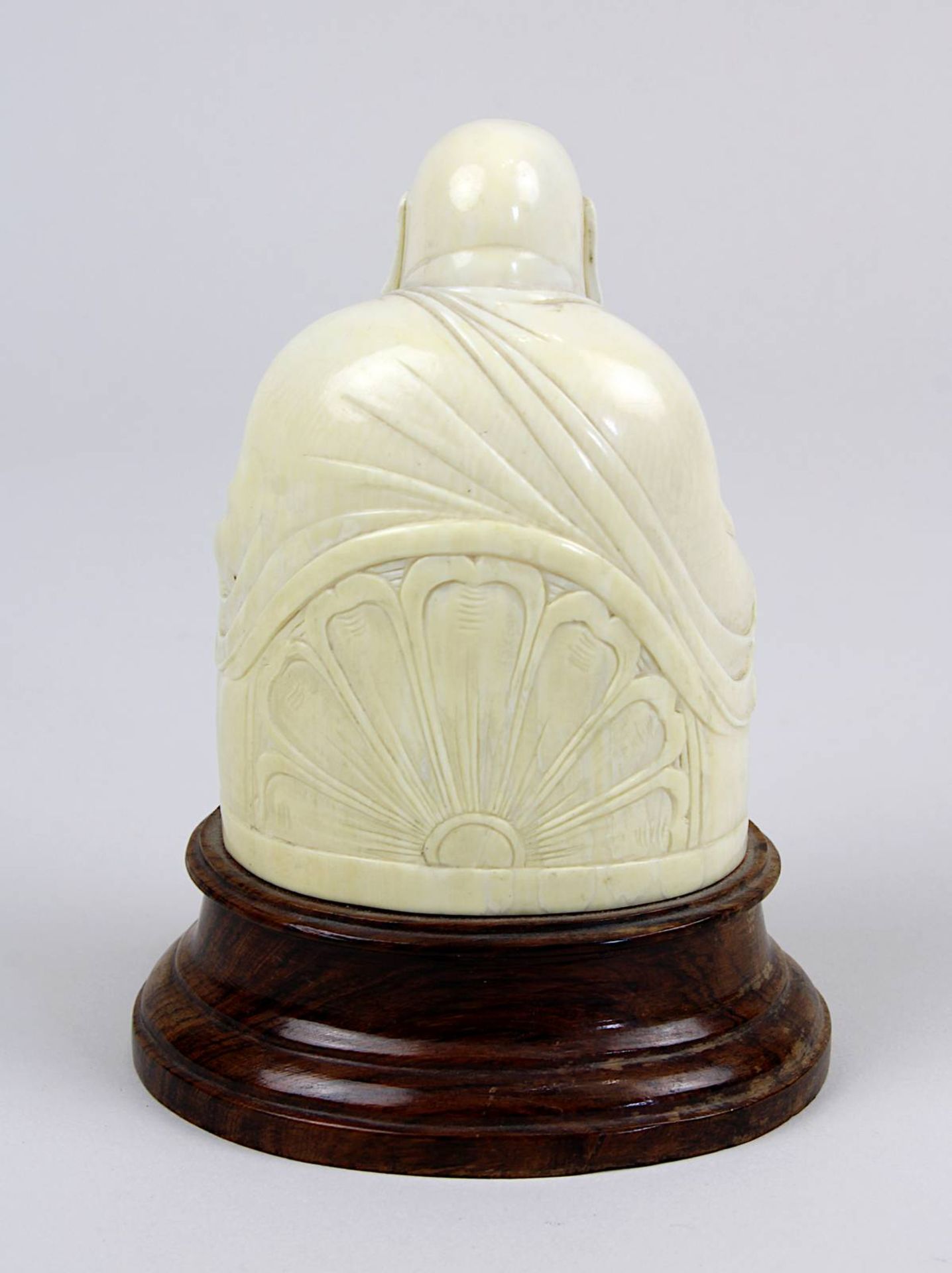 Buddha-Figur aus Bein, China um 1920, vollplastischer Buddha, sitzend in Lotushaltung, aus Bein - Image 3 of 4
