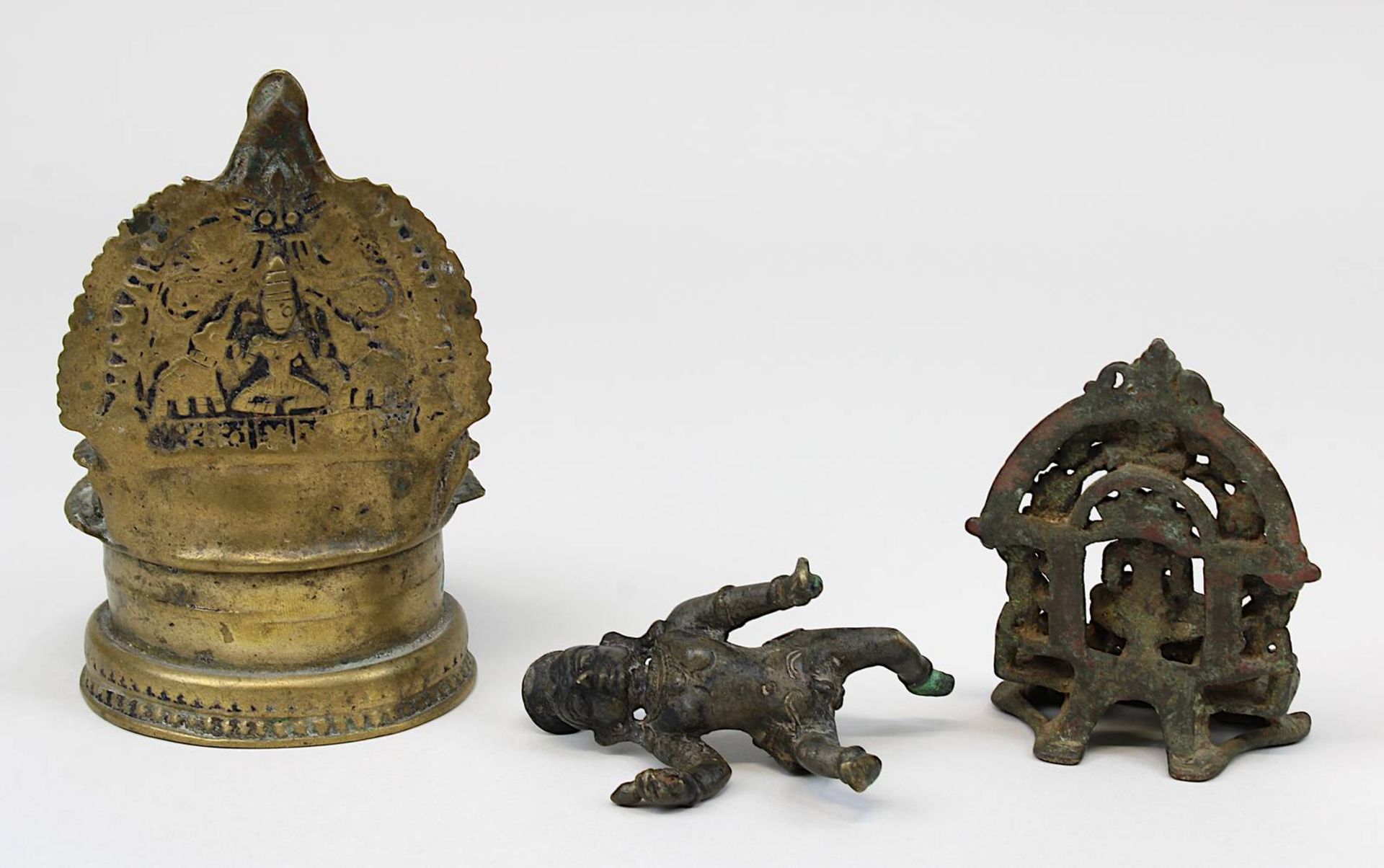 Kleiner Jain-Altar aus Bronze, Indien wohl 17. Jh.; dazu Lakshmi-Öllampe und Figur des Bala Krishna: - Image 2 of 2