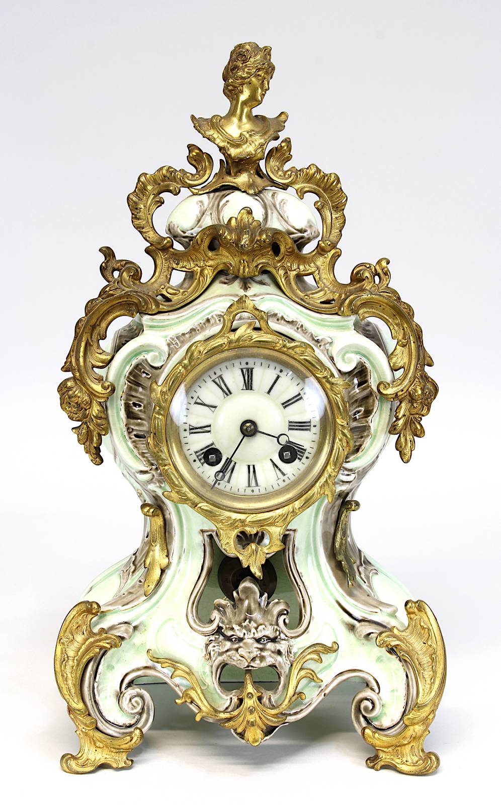 Historismus- Pendule, Keramik mit Metall-Rocaillen, wohl Villeroy & Boch Dresden, um 1880,