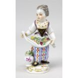 Gärtnerkind, Porzellanfigur Meissen, 2. H. 20. Jh., farbig u. gold staffiert, Entwurf Johann Joachim