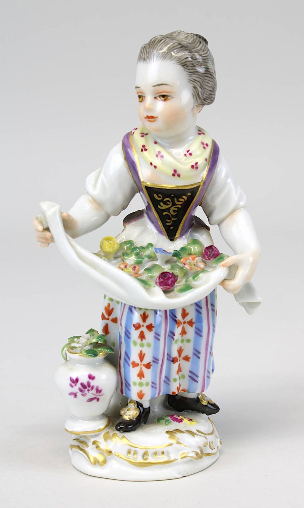 Gärtnerkind, Porzellanfigur Meissen, 2. H. 20. Jh., farbig u. gold staffiert, Entwurf Johann Joachim