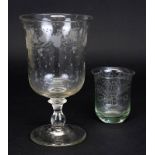 Ein Pokalglas und ein Trinkbecher, Frankreich Anfang 19. Jh., großes Glas, mundgeblasen,