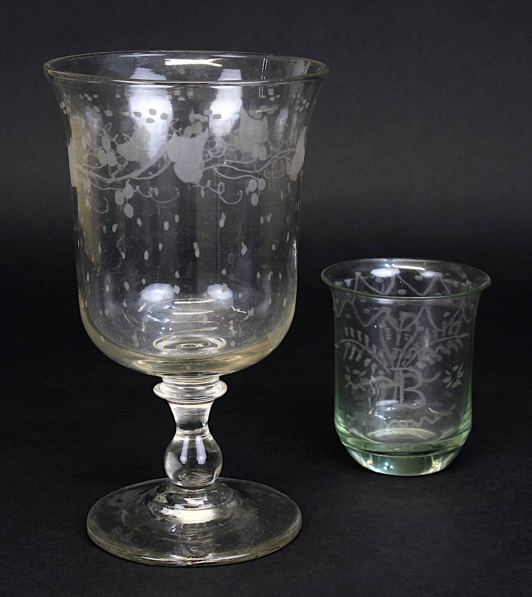 Ein Pokalglas und ein Trinkbecher, Frankreich Anfang 19. Jh., großes Glas, mundgeblasen,