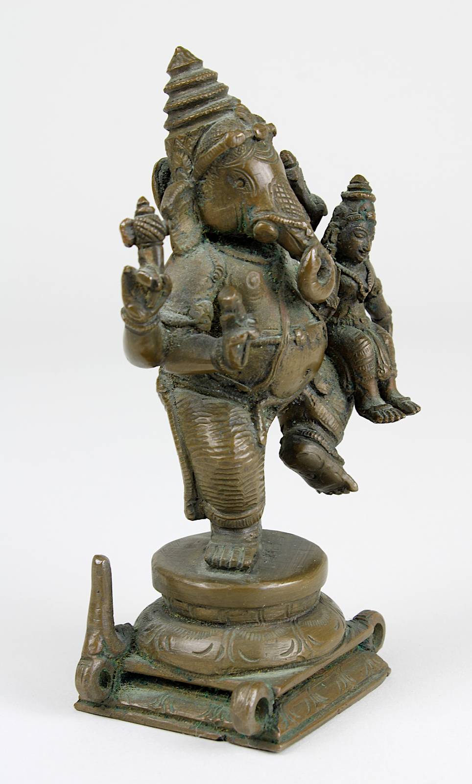 Bronzefigur Tanzender Ganesha mit Kind im Arm, Indien wohl 1. H. 20. Jh., Gottheit auf Podest mit - Image 4 of 5