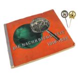 Klebebilderalbum "Die Nachkriegszeit 1918 - 1934" und zwei Anstecknadel, Deutsches Reich 1933 -