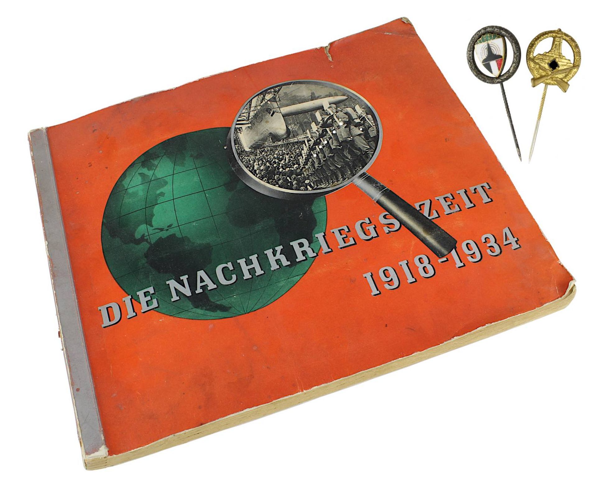 Klebebilderalbum "Die Nachkriegszeit 1918 - 1934" und zwei Anstecknadel, Deutsches Reich 1933 -