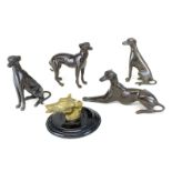 Fünf Windhundfiguren (greyhound, Whippet), 20. Jh., stehender, liegender u. 2 sitzende Windhunde,