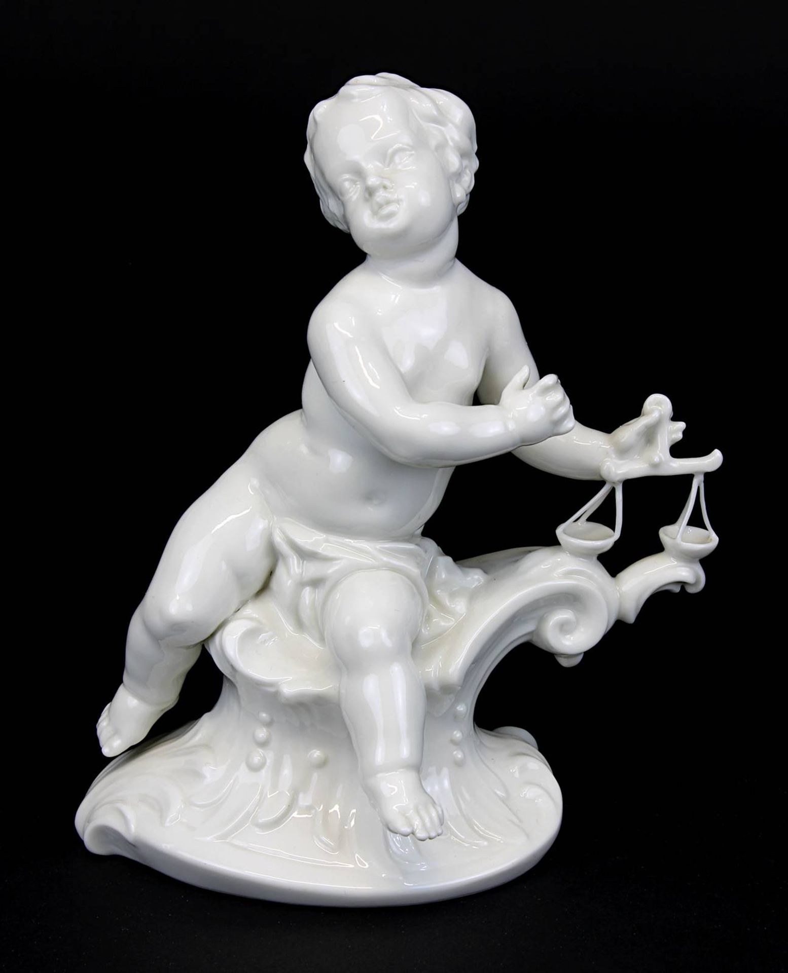 Putto mit Waage als Allegorie auf den Apothekerberuf, Nymphenburg 2. H. 20. Jh., Weißporzellan, nach