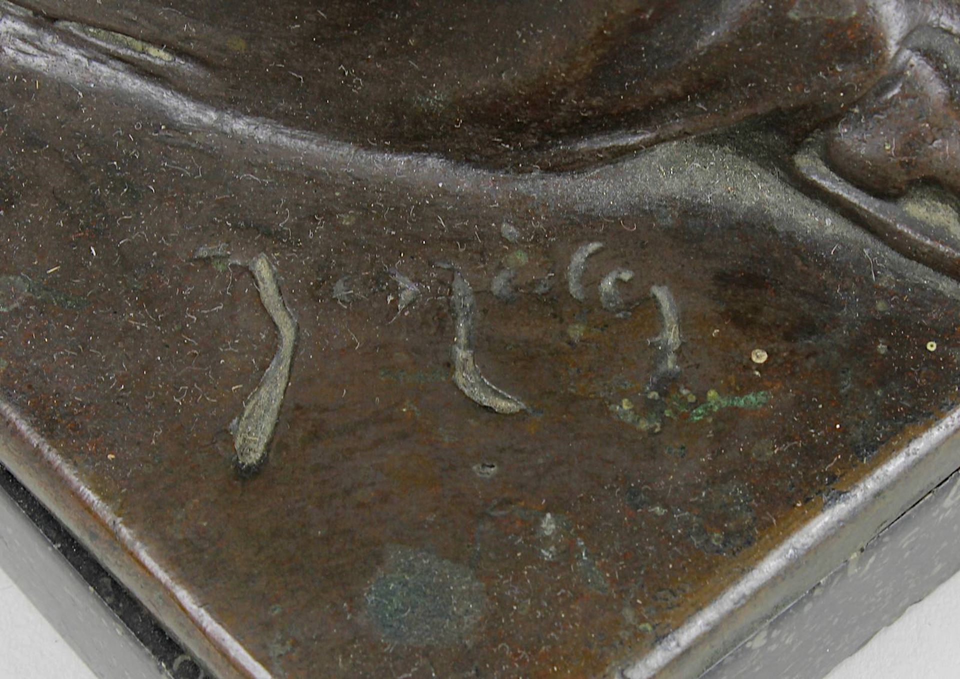 Bronzekünstler Anfang 20. Jh., "Nathan der Weise", Bronze mit dunkler brauner Patina, auf Plinthe - Image 4 of 4