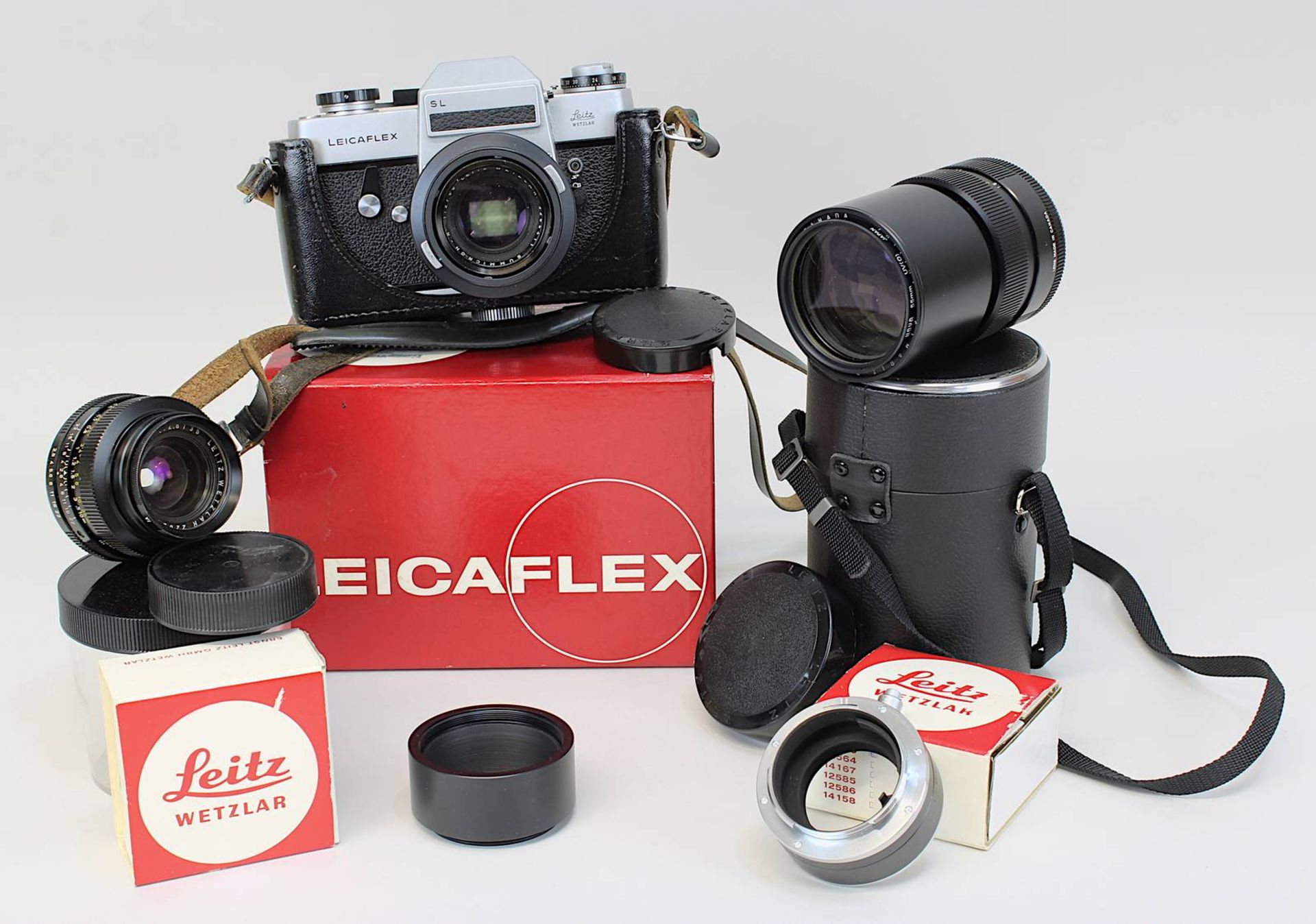 Konvolut Leica, bestehend aus einer Leicaflex SL (Baujahr 1968 - Seriennr. 1200156), in originaler