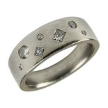 Platin-Bandring mit Brillanten, 950er Platinringschiene gefasst mit 7 Diamanten im