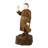 Wirt mit Kanne und erhobenem Glas, wohl Oberammergau um 1920, humoristische Darstellung, Figur aus