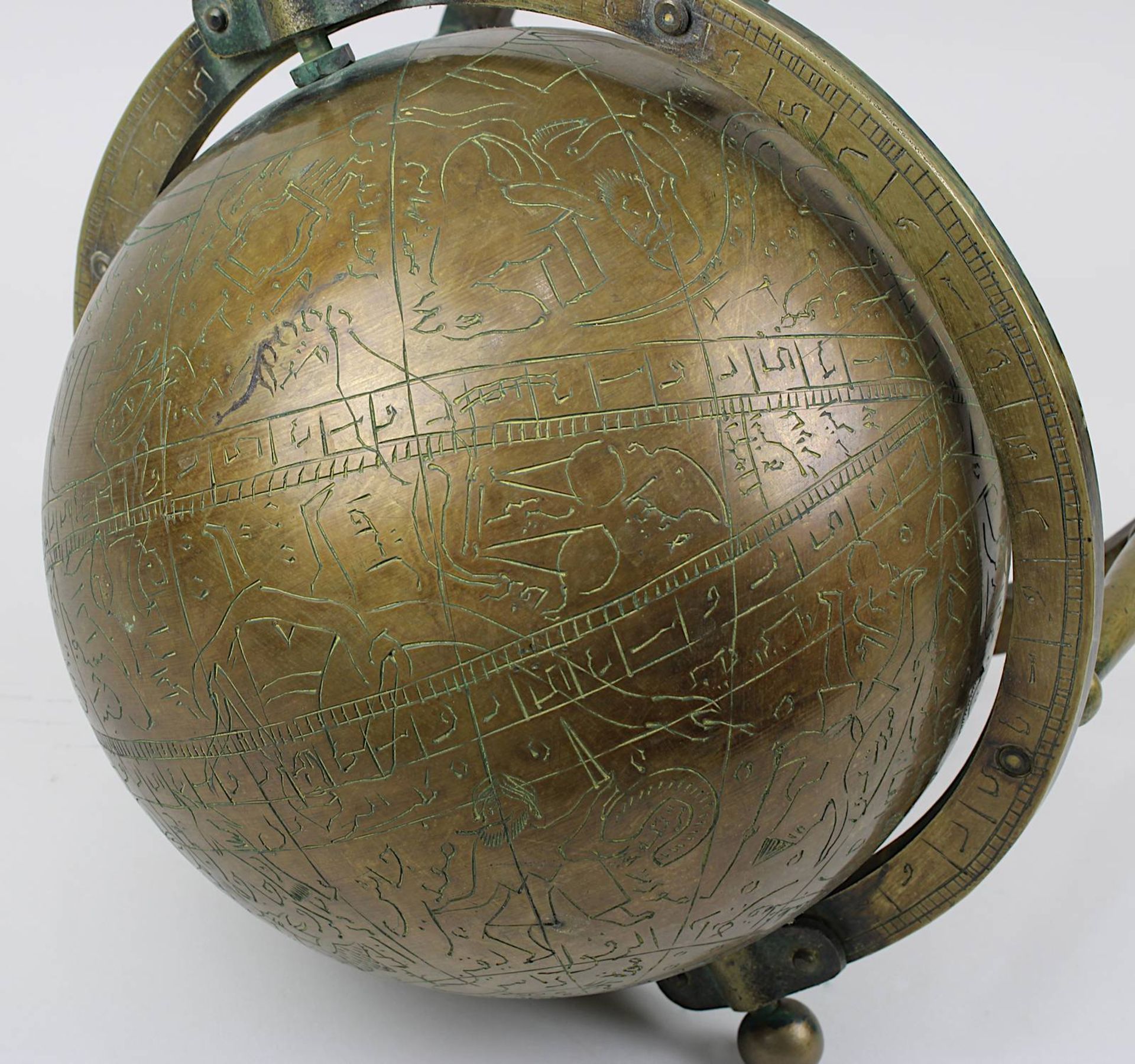 Islamischer Himmels-Globus, indo-persisch Ende 19. Jh., Messingkugel mit eingraviertem Äquator und - Image 7 of 10