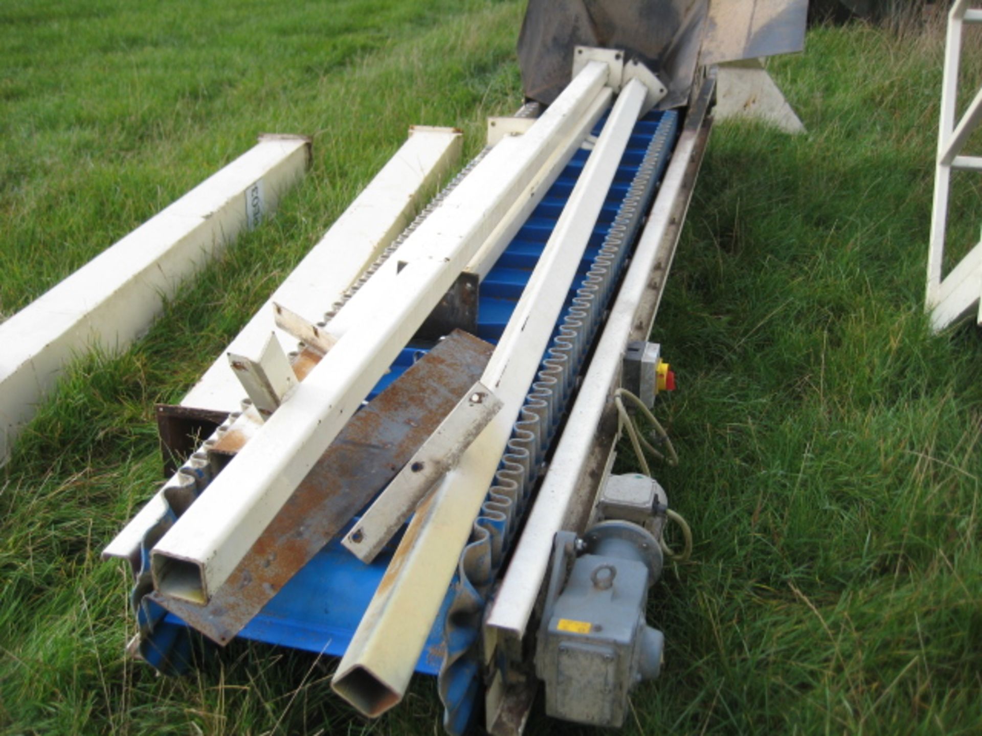 Wavy Wall Belt Conveyor, approx. 4m long, with supporting steelwork to allow it to work at a steep - Image 4 of 6