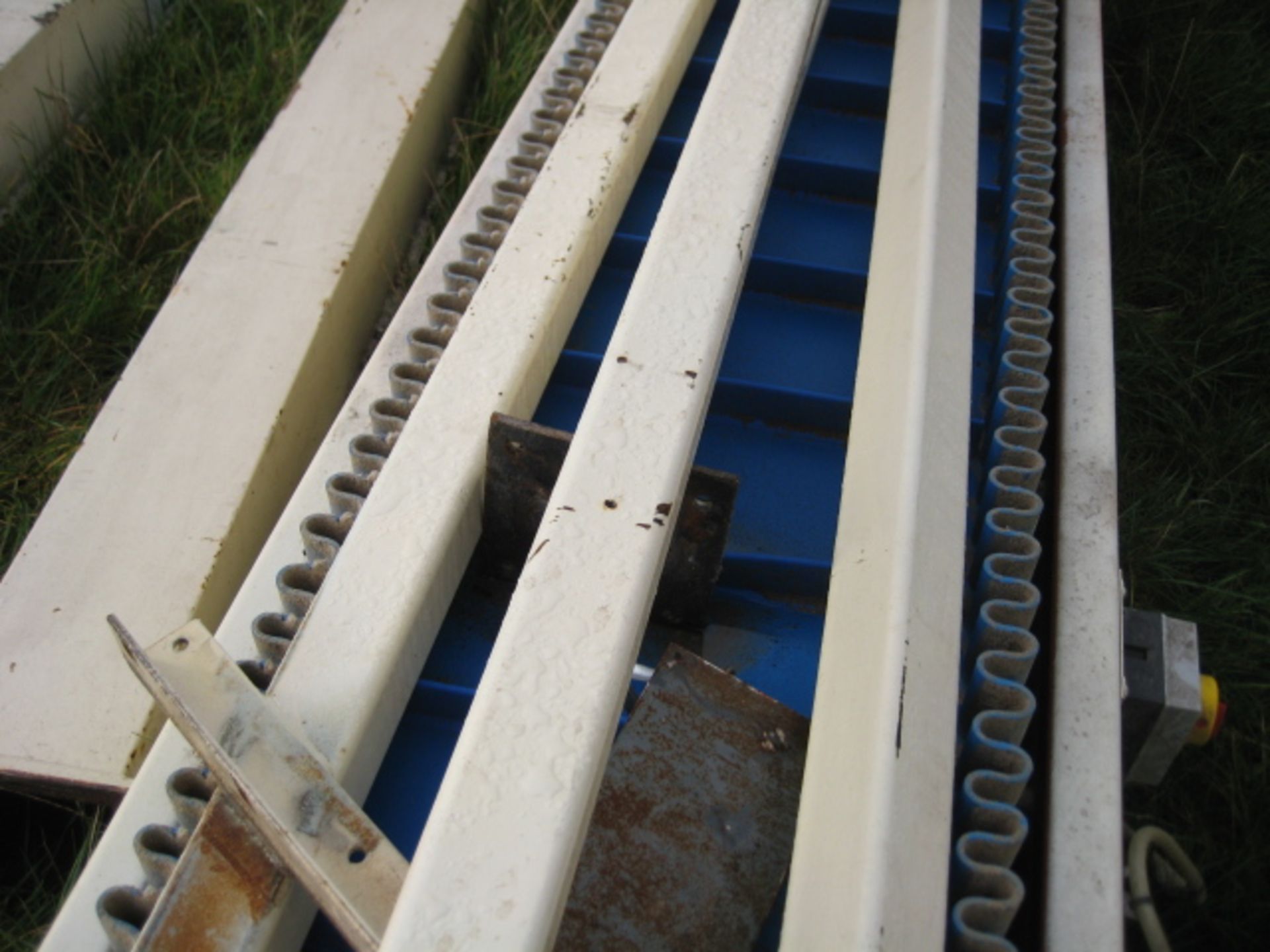 Wavy Wall Belt Conveyor, approx. 4m long, with supporting steelwork to allow it to work at a steep - Image 6 of 6