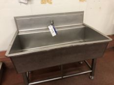 Syspal Utensil Sink, approx. 1.35m x 0.87m x 1.1m high, item located in Bury St Edmunds, lift out