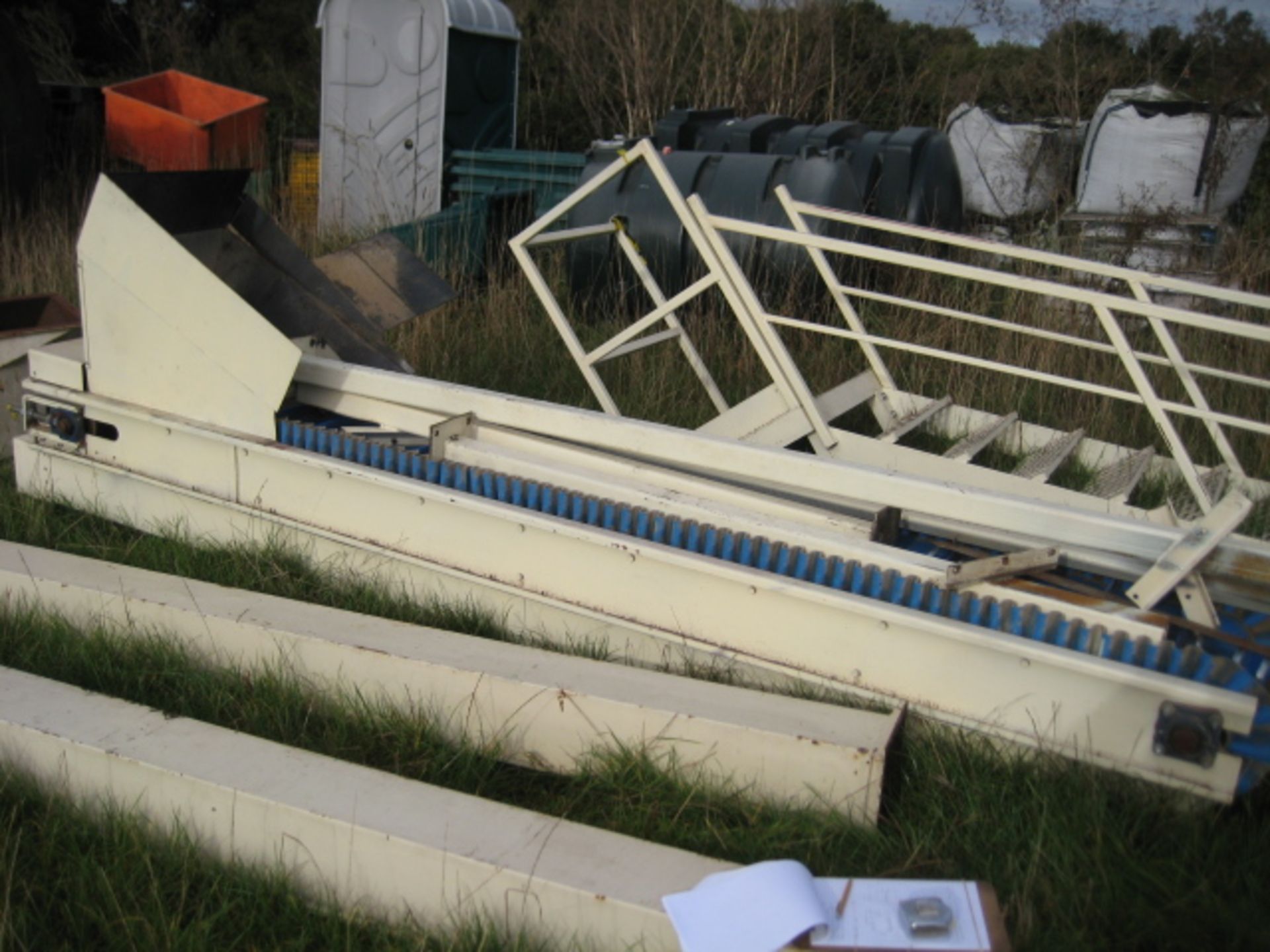 Wavy Wall Belt Conveyor, approx. 4m long, with supporting steelwork to allow it to work at a steep - Image 3 of 6