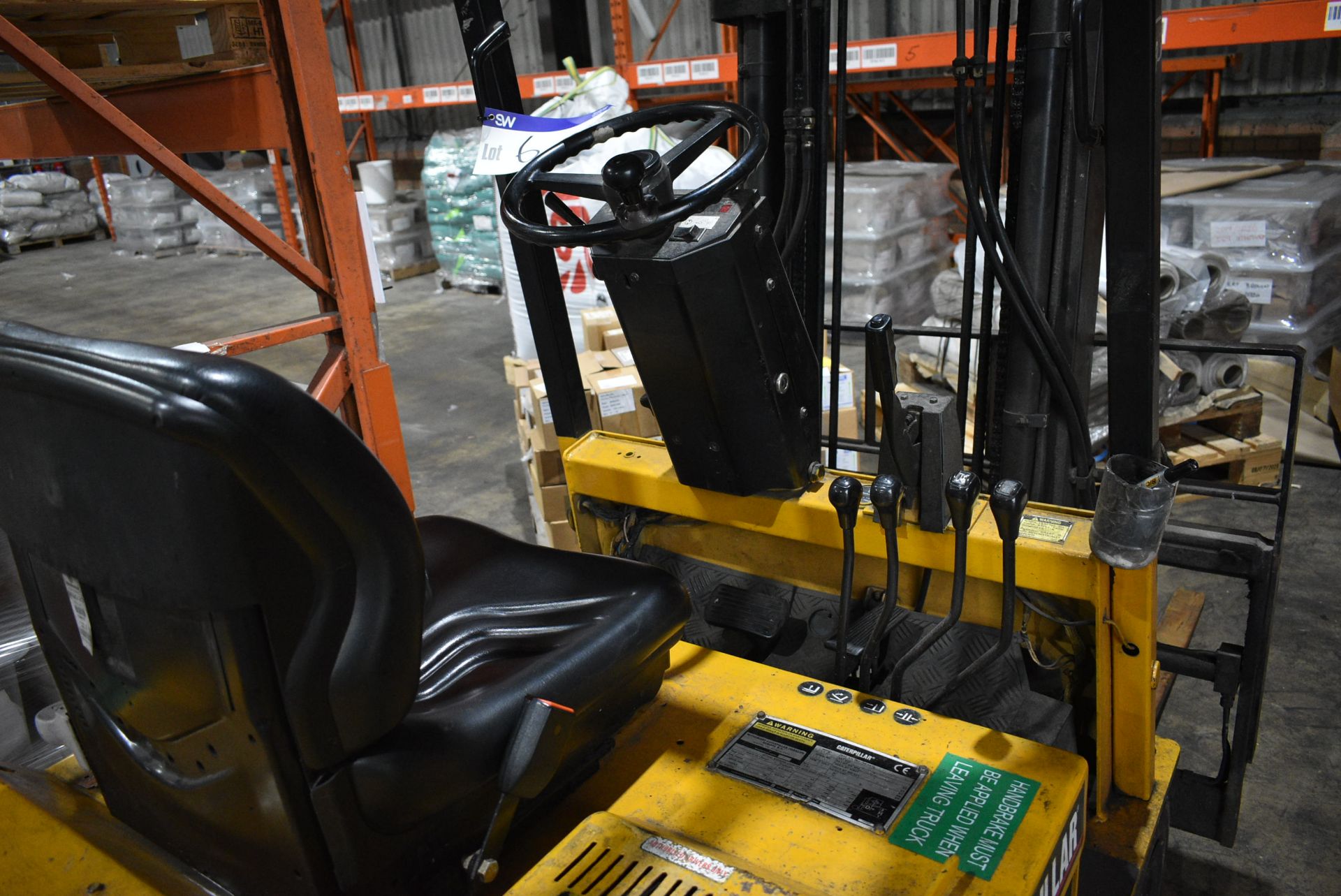 Caterpillar EP18T 1750kg capacity BATTERY ELECTRIC THREE WHEEL FORK LIFT TRUCK, serial no. 5TM02407, - Image 5 of 9