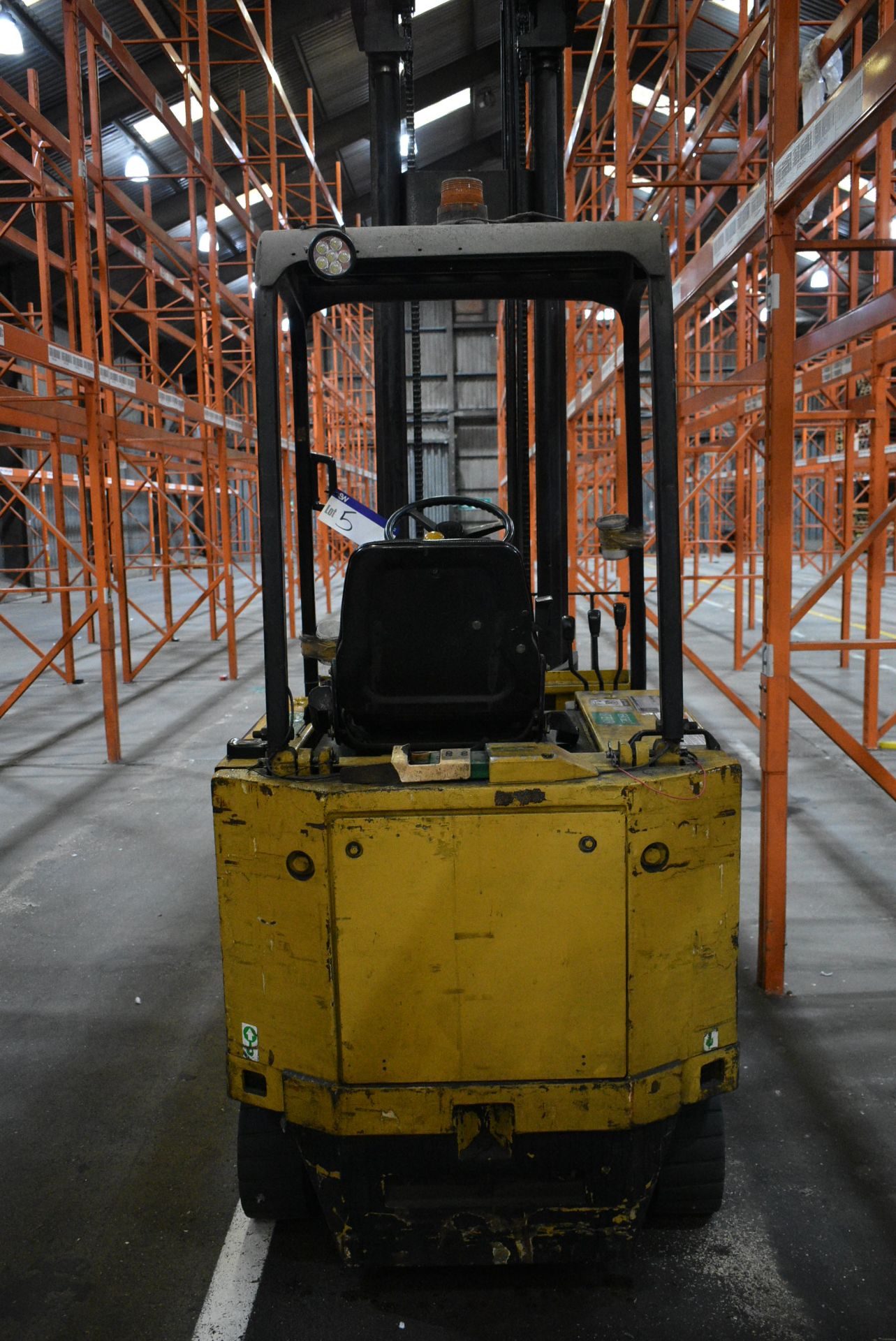 Caterpillar M40DSA BATTERY ELECTRIC FORK LIFT TRUCK, serial no. 7LC00610, 2000kg rated capacity, - Image 6 of 12