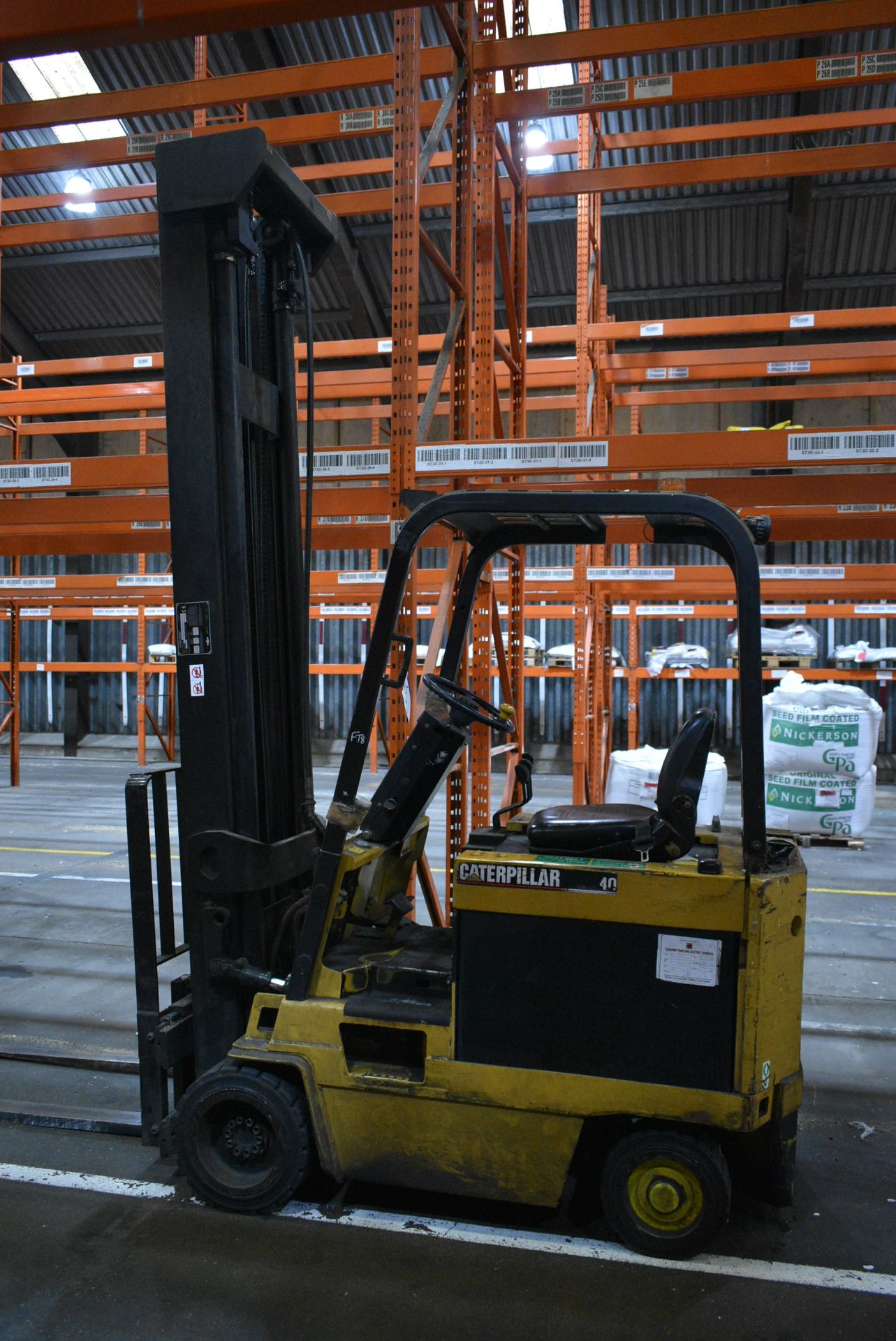 Caterpillar M40DSA BATTERY ELECTRIC FORK LIFT TRUCK, serial no. 7LC00610, 2000kg rated capacity, - Image 2 of 12