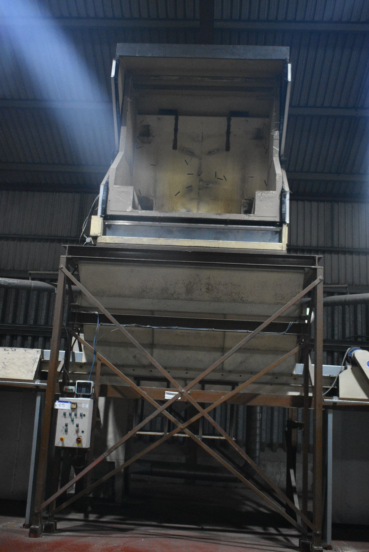 1500kg capacity LOSS IN WEIGHT WEIGHER, approx. 8.5m x 2.2m x 6.8m total footprint, with bin tippler - Image 3 of 7